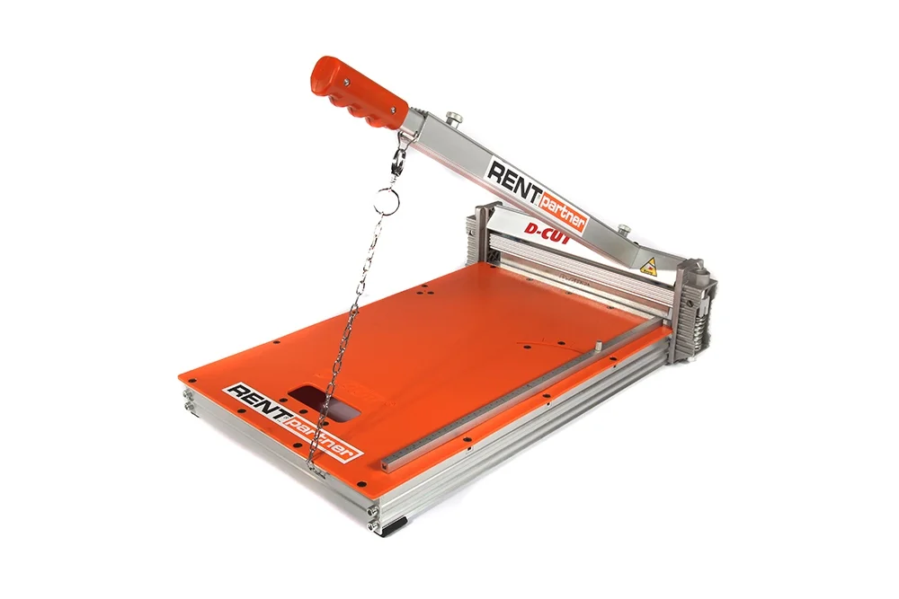 Ein manueller Laminatschneider mit einer orangefarbenen Grundplatte vor einem weißen Hintergrund.